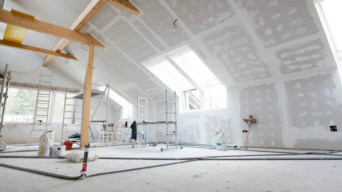 high ceiling plastered rooom